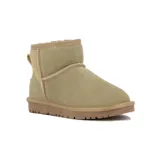 Bota baja tipo pantubota de cuero suede color kaki, con costuras visibles y suela plana texturizada.