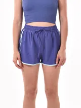 Short deportivo azul oscuro con vivos en celeste, cintura elástica fruncida y cordón de ajuste frontal.