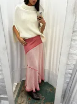 Falda larga de algodón con diseño de paneles en tonos beige y marrón, con costuras visibles y detalles de flecos en el ruedo.
