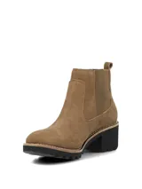 Botas tipo Chelsea de gamuza color marrón, con elásticos laterales al tono, suela track robusta y taco ancho de color negro.