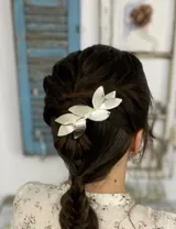 Aplique para el pelo color plateado con forma de rama con hojas.