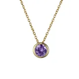 Collar de cadena fina con dije de punto de luz circular que contiene una circonita de color violeta, con acabado en oro.