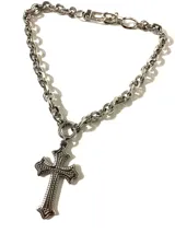 Collar plateado con cadena de eslabones y dije de cruz con detalles ornamentales.