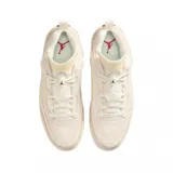 Championes Nike Jordan Spizike Low en color beige, con diseño híbrido que combina elementos de varios modelos clásicos de Jordan. Presenta paneles de gamuza, detalles de malla en los laterales y el icónico estampado de piel de elefante en la puntera y el talón.