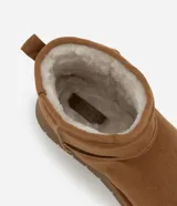 Bota de caña media color marrón, confeccionada en poliéster con acabado suave. Cuenta con interior forrado en piel sintética para mayor abrigo, tirador trasero y suela plana de goma con diseño dentado.