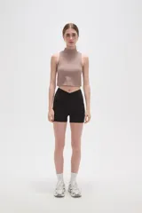 Top sin mangas de cuello alto, confeccionado en tejido de punto acanalado, con ajuste al cuerpo.