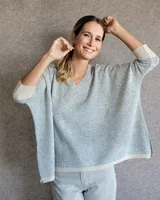 Sweater color crudo con escote en V y mangas 3/4.