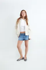 Campera rústica de color beige con diseño a rayas verticales, cuello camisero y cierre frontal de cremallera metálica.