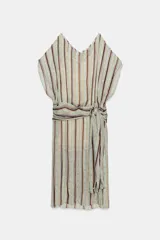 Vestido midi de Zara Woman Collection, con estampado de rayas verticales y detalles ornamentales, escote en V, mangas cortas con aberturas en los hombros, y fajín integrado con lazo lateral del mismo tejido.