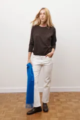 Pantalón de jean blanco, de corte recto y tiro medio, con bolsillos delanteros y traseros.