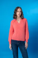 Sweater color salmón de lana mohair y acrílico, con cuello vintage tipo remera y mangas largas.