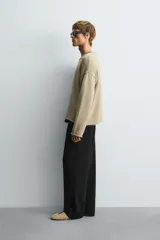 Pantalón relaxed fit color azul marino, confeccionado en tejido fluido con viscosa. Cuenta con cintura elástica ajustable con cordón interior, bolsillos laterales y bolsillos traseros de vivo. Las perneras tienen costura frontal y el bajo es ajustable con cremalleras laterales.