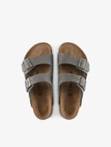 Sandalias Birkenstock modelo Arizona de cuero nobuck color gris, con dos correas ajustables con hebillas metálicas y plantilla anatómica de corcho y látex.