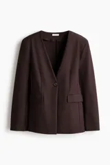 Blazer de punto marrón oscuro, de corte entallado con hombreras, escote en V sin cuello, cierre de un solo botón y bolsillos frontales con solapa.