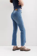 Pantalón jean de corte acampanado, tiro alto, color celeste y terminación desflecada.