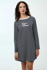 Camisón de manga larga con diseño a rayas horizontales en azul marino y blanco. Presenta escote redondo con cuello en tela rib y estampa frontal con texto bordado.