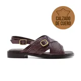 Sandalias bajas de cuero color borgoña, con diseño calado y hebilla dorada.