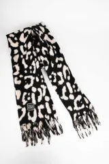 Bufanda con estampado animal print en blanco y negro, con flecos en los extremos.