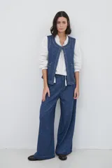 Pantalón de corte ancho y tiro alto, confeccionado en tejido con textura tipo espiga en color azul. Presenta pinzas en la cintura y costuras reforzadas.