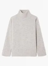 Sweater de punto de corte amplio y holgado, con cuello alto y mangas largas. Confeccionado en una mezcla de lana y alpaca, presenta una textura mullida y compacta.