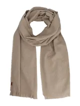 Bufanda beige con bordes deshilachados y pequeño aplique de cuero sintético con el logo de la marca en un extremo.