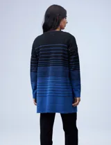 Cárdigan tejido largo marca Ninety, color beige con rayas horizontales negras. Tiene bolsillos delanteros y está confeccionado en acrílico, poliéster y elastano.