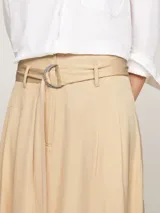 Falda midi color beige de corte evasé, con cinturón con hebilla metálica en forma de D y cierre de cremallera.