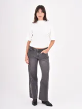 Remera de cuello alto y mangas cortas, de corte ajustado y largo a la cintura.