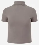 Blusa básica de ribana color marrón, con cuello alto y mangas cortas.