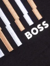 Remera negra de manga corta con cuello redondo y estampado frontal de líneas verticales abstractas con el logo de Boss.