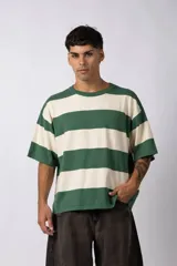 Remera de tejido de punto con diseño de rayas horizontales anchas en color bordó y crema, de corte oversize y cuello redondo.