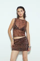 Minifalda ajustada con estampado barroco en tonos marrón, negro y dorado.