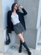 Corset blanco de encaje con escote corazón y breteles finos.