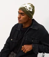 Gorro reversible para hombre confeccionado en tejido acrílico. Presenta un lado con estampado camuflado y el otro lado liso con estampa gráfica, ofreciendo versatilidad y abrigo.