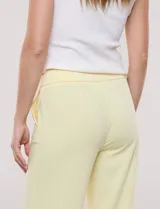 Pantalón sastrero blanco de tiro alto, corte wide leg y pierna ancha con caída fluida. Cuenta con cintura ancha lisa, cierre frontal oculto y bolsillos laterales.