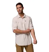 Camisa de manga larga Columbia, color beige, con cuello clásico, cierre frontal de botones y dos bolsillos en el pecho. Presenta un diseño técnico con ventilación en la espalda y mangas enrollables con broches de presión.