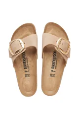 Sandalia Birkenstock Madrid Big Buckle, color beige, con tira de cuero nobuk y hebilla grande dorada.