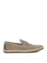 Mocasines de gamuza color taupe, con diseño de antifaz en el empeine, detalles de costuras visibles y suela tipo espadrille con yute trenzado alrededor.