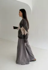 Sweater de tejido de punto con diseño de rombos en tonos chocolate y beige, de corte holgado y manga larga.