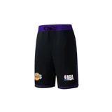 Short de básquetbol negro con cintura elástica morada y cordón ajustable. Presenta el logo de Los Angeles Lakers en la pierna derecha y el logo de la NBA en la pierna izquierda, con detalles en color morado en los bordes.