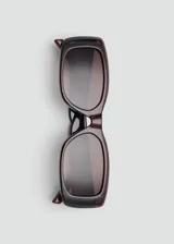 Lentes de sol Nimes con armazón rectangular de policarbonato en tono marrón oscuro y cristales degradados.