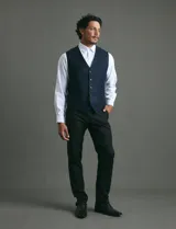 Camisa de vestir blanca de manga larga, con cuello clásico, cierre frontal de botones y bolsillo en el pecho.