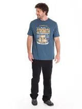 Remera de manga corta color azul con estampa gráfica en el pecho en tonos amarillos y blancos. Presenta cuello redondo y etiqueta pequeña con logo en el dobladillo inferior.