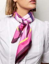 Pañuelo cuadrado de satén estampado con diseño geométrico en tonos rosa, violeta, blanco, amarillo y marrón.