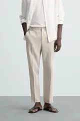 Pantalón de vestir azul marino confeccionado en tejido de lino. Corte recto, con bolsillos laterales y traseros. Se ajusta a la cintura con botón y cremallera.