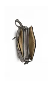 Bandolera gris de símil cuero con compartimento principal con cierre, bolsillo frontal con cierre y correa ajustable y desmontable.
