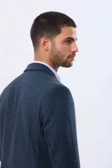 Saco sport de lana en color gris oscuro, con diseño clásico de solapa tradicional, cierre frontal de dos botones y bolsillos laterales con solapa.