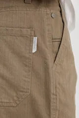 Pantalón cargo baggy color blanco de 100% algodón, con bolsillos laterales y caída suelta de estilo urbano.