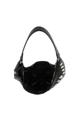 Cartera tipo hobo de Las Oreiro en color beige, con diseño de media luna y decorada con tachas metálicas plateadas en toda su superficie frontal. Incluye una correa fija y un dije colgante con el logo de la marca.