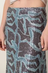 Pollera midi de lentejuelas color verde oliva con estampado abstracto en tonos lila.